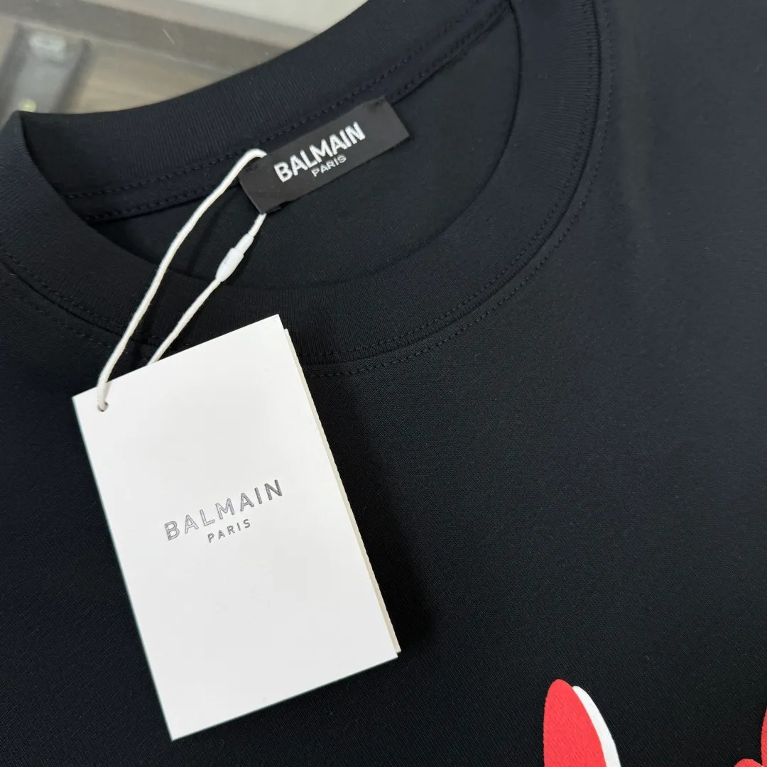 C BALMAIN 26 New Arrival brand letter logo printed couple's short-sleeved T-shirt ~ The fabric is comfortable and breathable on the upper body, not stiff, slim cut, and made of high-end custom-made pure cotton fabric! The upper body is comfortable and stylish, and it can be worn alone as an inner layer. It is a must-have for fashionistas! ! ! Color: Black White Sizes: XS S M L (Loose fit! Please state your height and weight when placing an order)